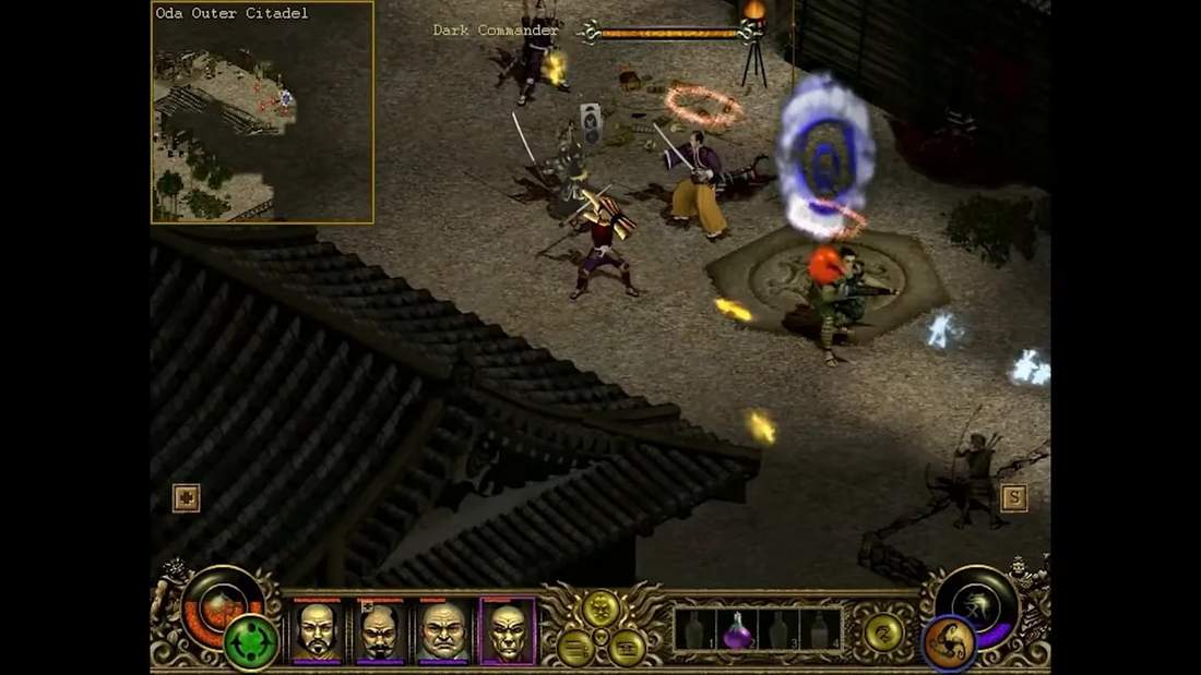 Throne of Darkness isometric fight against Dark Commander with spells and projectiles